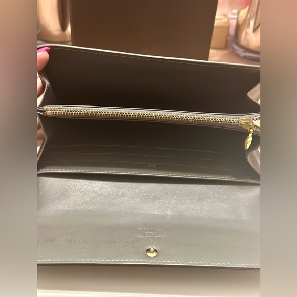 ❤️‍🔥Gorgeous Unique Louis Vuitton Gris Art DecoMonogram Vernis Sarah Wallet❤️‍ - Picture 7 of 13